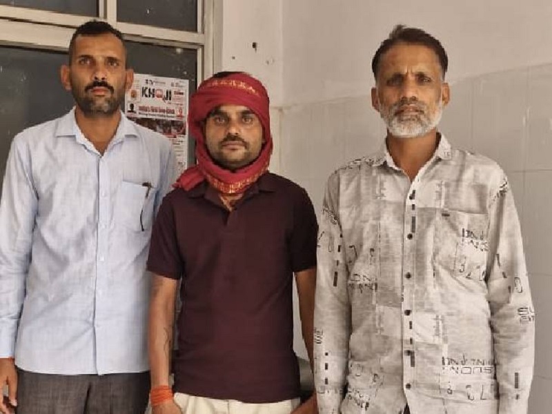 झांसी में एंबुलेंस संचालकों की मनमानी: 30 किमी शव ले जाने के लिए मांगे 6000 रुपए, परिजनों ने DM से लगाई गुहार