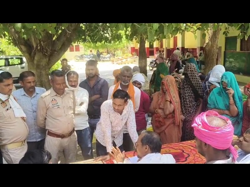 झांसी: नयागांव में राशन दुकान आवंटन पर विवाद, धांधली के आरोप, निरस्त करने की मांग