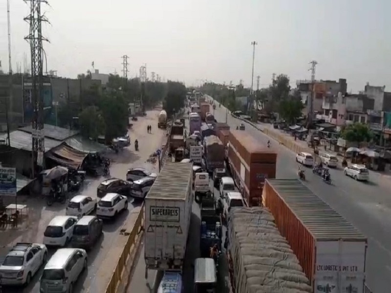 मथुरा: नेशनल हाईवे पर 4 किमी लंबा जाम, भीषण गर्मी में 4 घंटे तक फंसे रहे लोग; रेलवे पुल निर्माण बना वजह