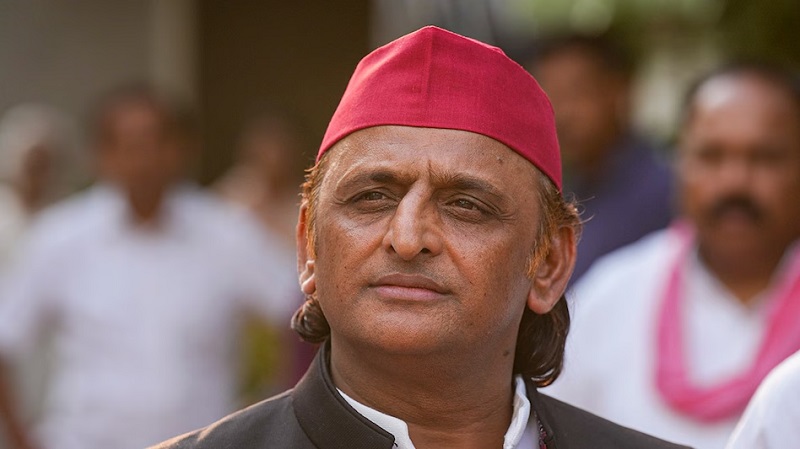 रामचरितमानस पर सपा का बदला रुख: अखिलेश यादव ने इसे बताया ‘सांस्कृतिक संविधान’, यूपी की राजनीति में फिर गरमाई बहस