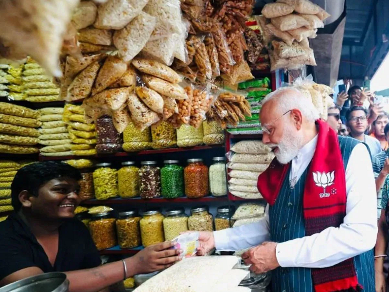 सोशल मीडिया स्टार बने दुकानदार की मुश्किलें बढ़ीं, पीएम मोदी से जुड़ी मुलाकात के बाद धमकी का आरोप