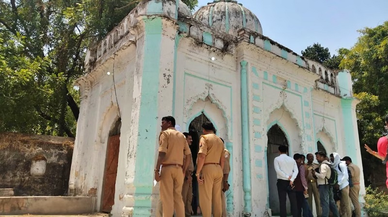 लखनऊ के मलिहाबाद क्षेत्र के कसमंडी कला इलाके में स्थित एक पुराने ढांचे को लेकर जारी विवाद