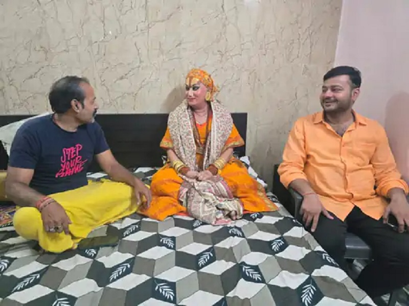 वृंदावन में हिमांगी सखी का बड़ा बयान: प्रेमानंद महाराज के लिए भावुक अपील, CJP और धार्मिक मुद्दों पर भी रखी खुली राय