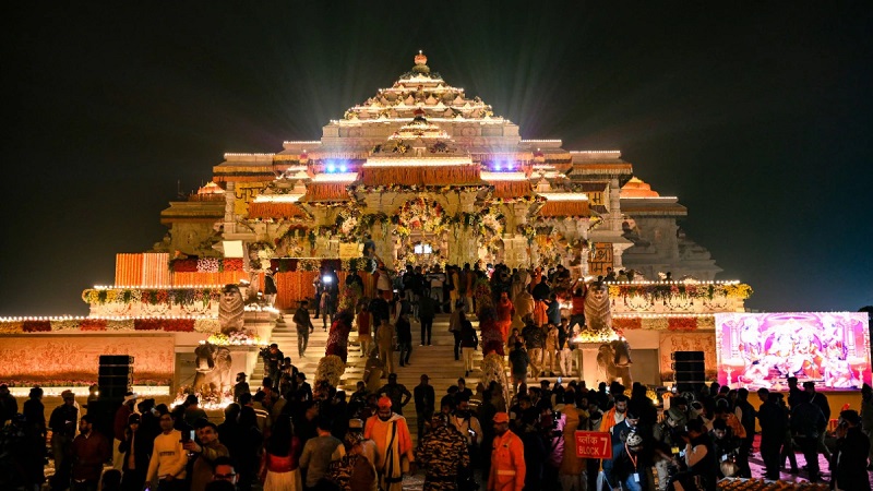 अयोध्या में राम दरबार की पहली वर्षगांठ पर भक्ति का महासागर, मंगला आरती से गूंजा मंदिर परिसर