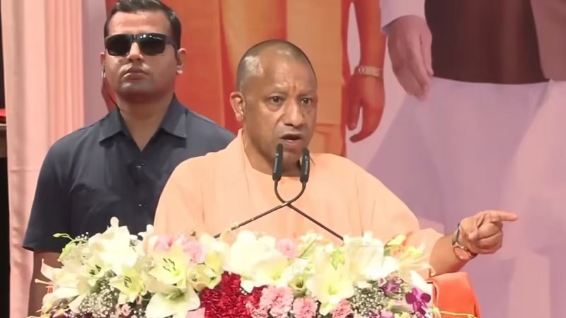 ढाई करोड़ की कार से 45 रुपये का गमला चोरी! सीएम योगी ने सुनाया लखनऊ का दिलचस्प किस्सा
