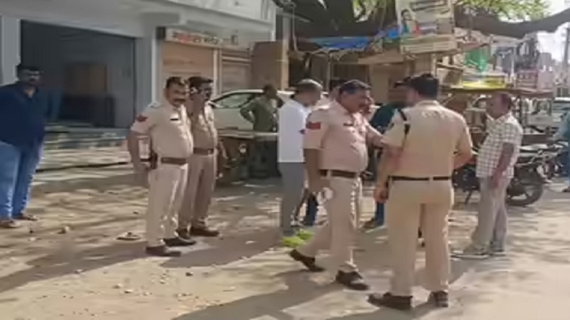 मुरैना में हैरान करने वाला कांड, स्कूटर पर पिस्टल लोड करते समय चली गोली, दोनों घायल