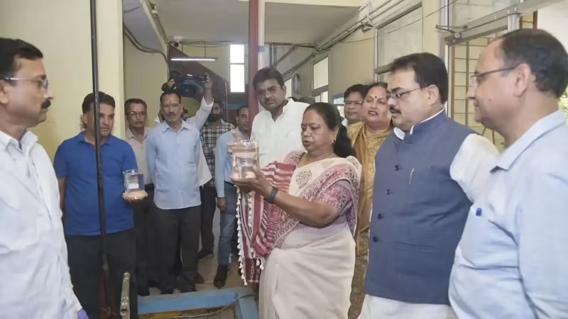 भोपाल का पानी RO से भी ज्यादा शुद्ध? मेयर मालती राय ने प्लांट में खुद पिया पानी