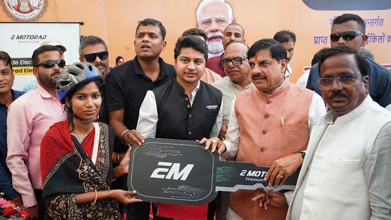 उज्जैन में ई-साइकिल वितरण CM मोहन यादव ने ,PM मोदी के 12 साल पूरे होने पर की तारीफ