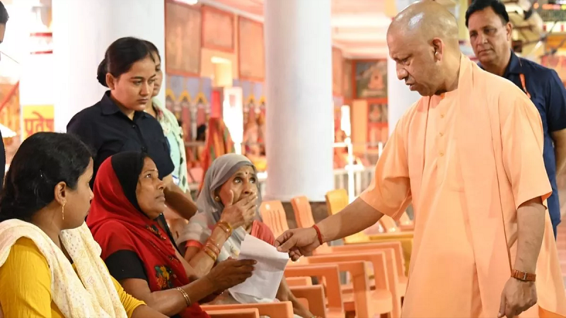 मुख्यमंत्री योगी का जनता से सीधा संवाद, फरियादियों को दिया भरोसा- हर पीड़ित को मिलेगा न्याय