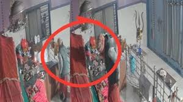 माथा टेका, पूजा की और फिर दिखाया असली चेहरा, मंदिर में अनोखे अंदाज में हुई चोरी ने सबको किया हैरान