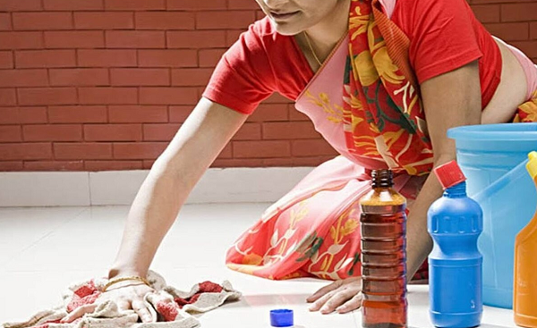 पुराने कपड़ों से पोछा लगाना क्यों माना जाता है अशुभ? वास्तु शास्त्र में बताए गए महत्वपूर्ण संकेत