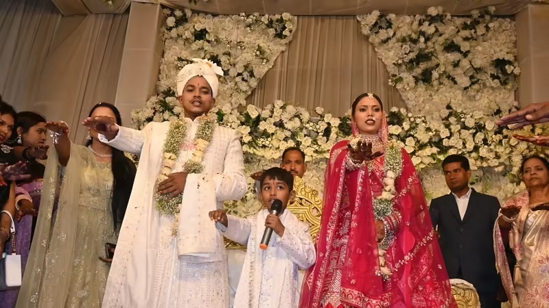 गोंडा में अनोखी शादी बनी चर्चा का विषय, संविधान की शपथ लेकर दूल्हा-दुल्हन ने लिए सात जन्म साथ निभाने के संकल्प