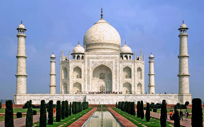 ताजमहल में अब तय होगी पर्यटकों की सीमा, भीड़ नियंत्रण के लिए IIT दिल्ली ने शुरू किया सर्वे