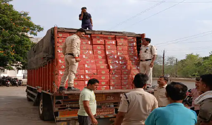गूगल मैप की गलती या किस्मत? शराब से भरा ट्रक सीधे थाने पहुंचा, 1500 पेटी जब्त