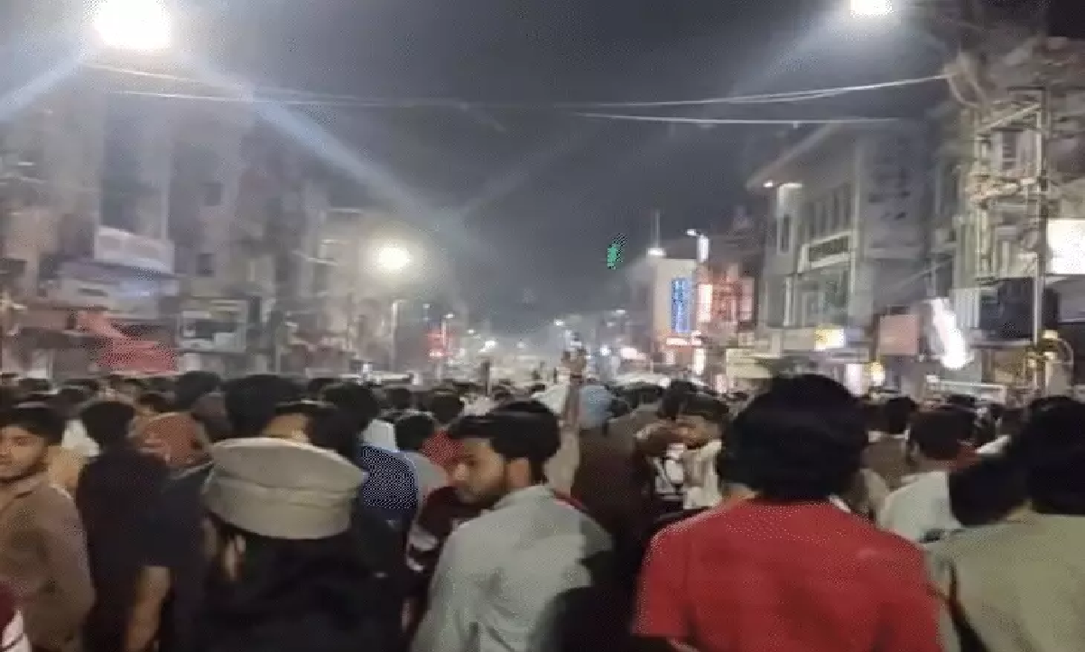 भोपाल में तनाव: ताजुल मस्जिद के बाहर प्रदर्शनकारियों पर पुलिस ने छोड़े आंसू गैस के गोले