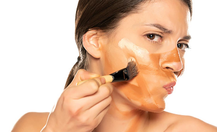 Makeup Tips: गलत मेकअप से बिगड़ सकता है चेहरा, जानें सही करने का तरीका
