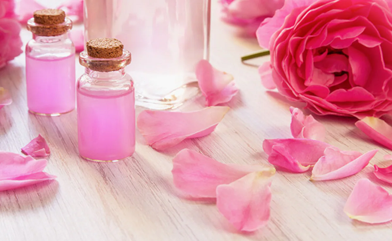 Rose Water for Skin: फायदे और गलतफहमियां-जानिए असली हकीकत