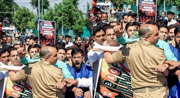 शराबबंदी को लेकर सड़क पर उतरी भाजपा, सीएम आवास के बाहर प्रदर्शन