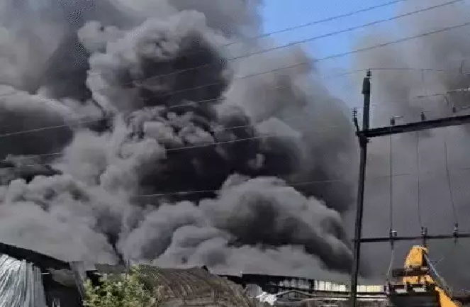 इंदौर हादसा: प्लास्टिक दाना बनाने वाली फैक्ट्री में लगी आग, इलाके में अफरा-तफरी