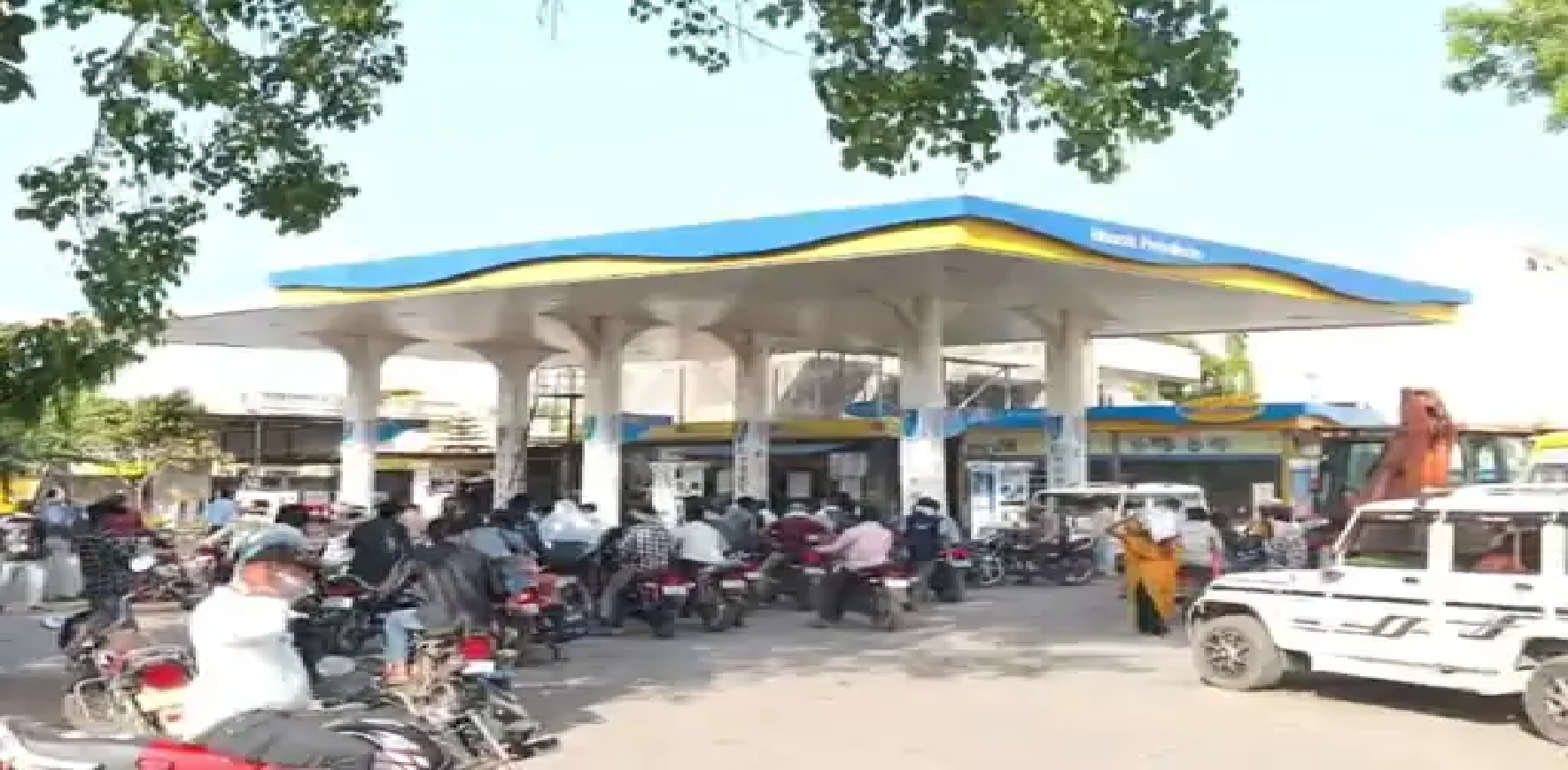 पेट्रोल की किल्लत से हड़कंप, बाहर 180 रुपए प्रति लीटर तक कीमत