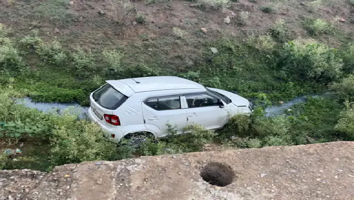 रीवा सड़क हादसा: नाले में गिरी कार, स्थानीय लोगों ने की रेस्क्यू