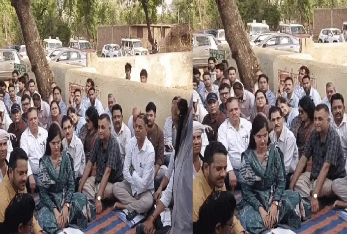 जमीन पर बैठी प्रशासनिक बैठक: रीवा में कलेक्टर ने 42 अफसरों संग लगाई चौपाल