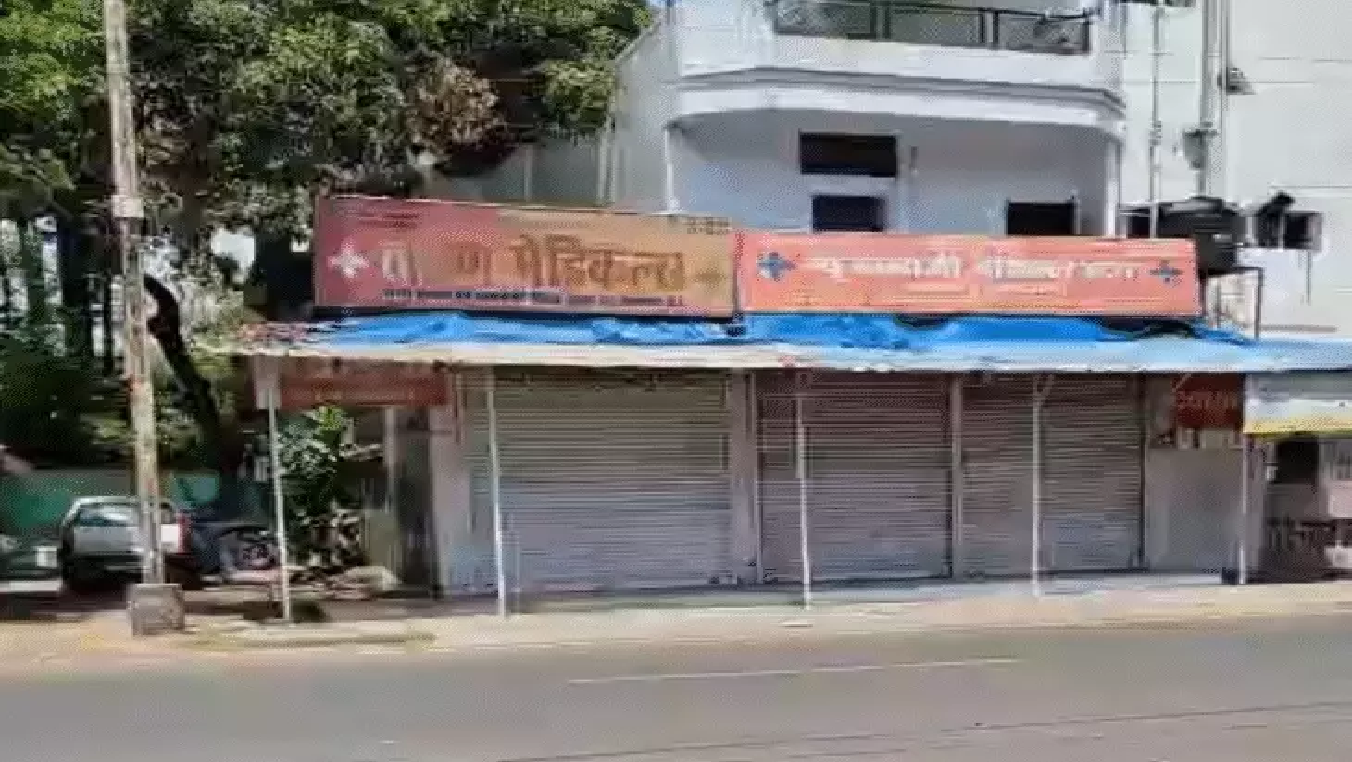 दवा बिक्री को लेकर बड़ा विरोध: भोपाल-छतरपुर में केमिस्टों की नारेबाजी