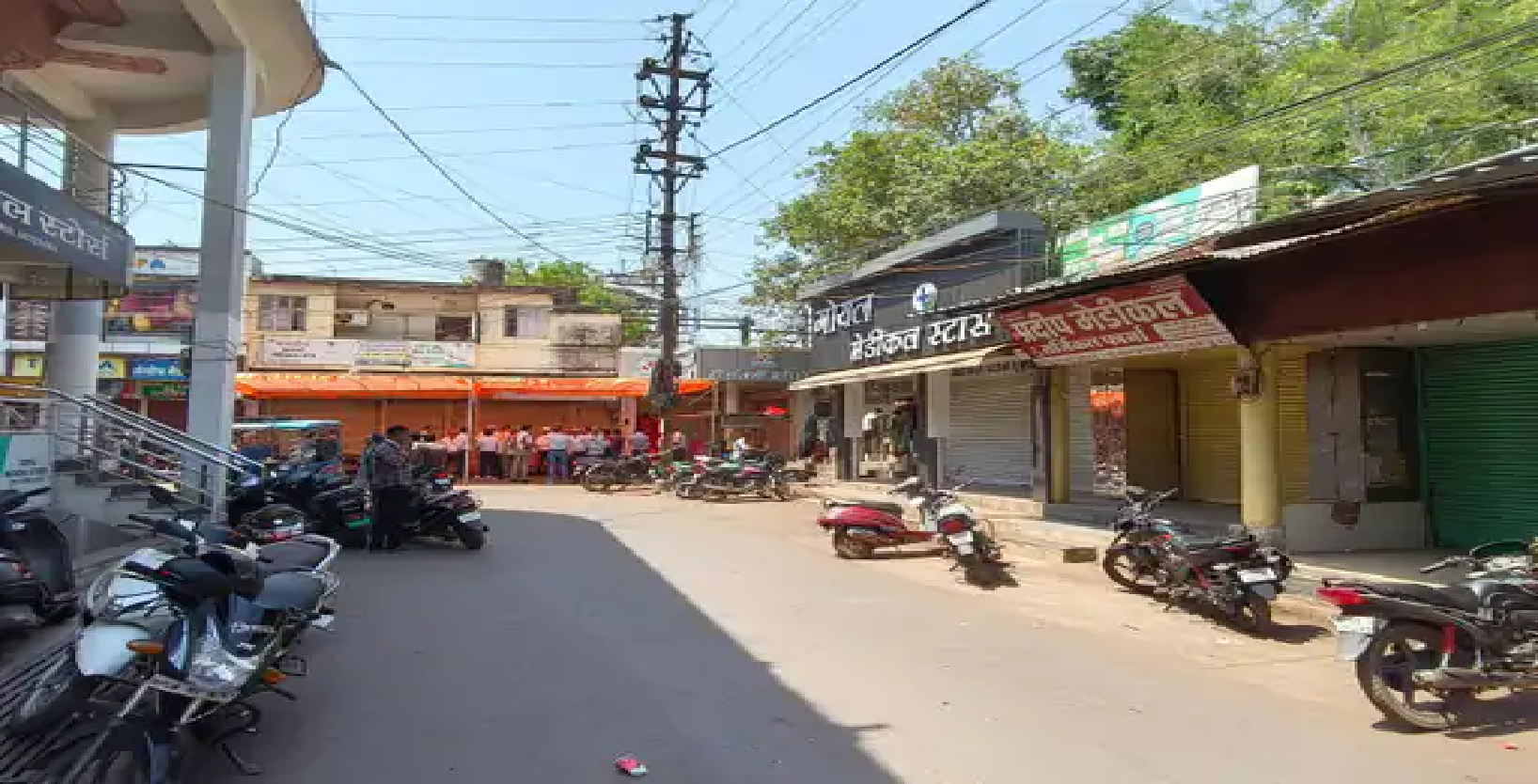 बाइक रैली निकालकर कलेक्ट्रेट पहुंचे दवा व्यापारी, ई-फार्मेसी पर रोक की मांग