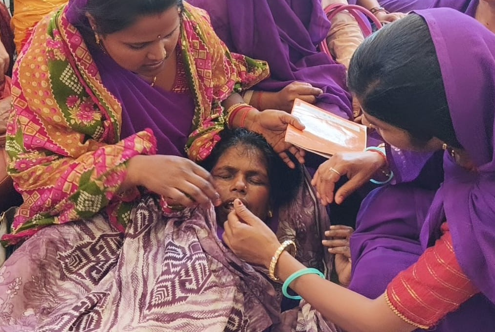 गर्मी में प्रदर्शन के बीच बिगड़ी तबीयत, सीएमएचओ के बयान से बढ़ा मामला