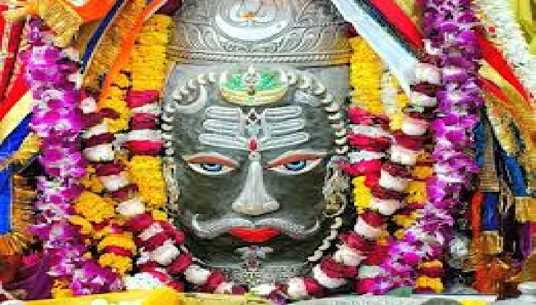 बाबा महाकाल की भस्म आरती: आभूषणों से हुआ भव्य श्रृंगार, भक्त हुए भावविभोर
