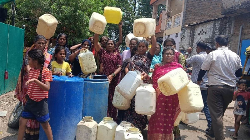 इंदौर में पानी संकट पर लोगों का गुस्सा, नेताओं के खिलाफ नाराजगी