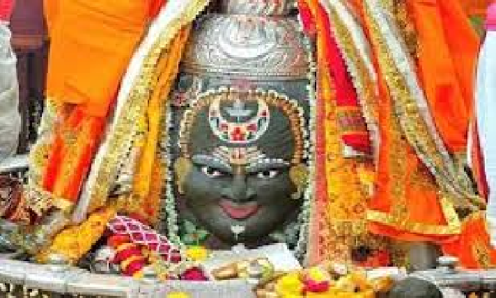 रजत मुकुट और त्रिशूल के साथ महाकाल का दिव्य स्वरूप, रविवार की भस्म आरती में उमड़ा सैलाब