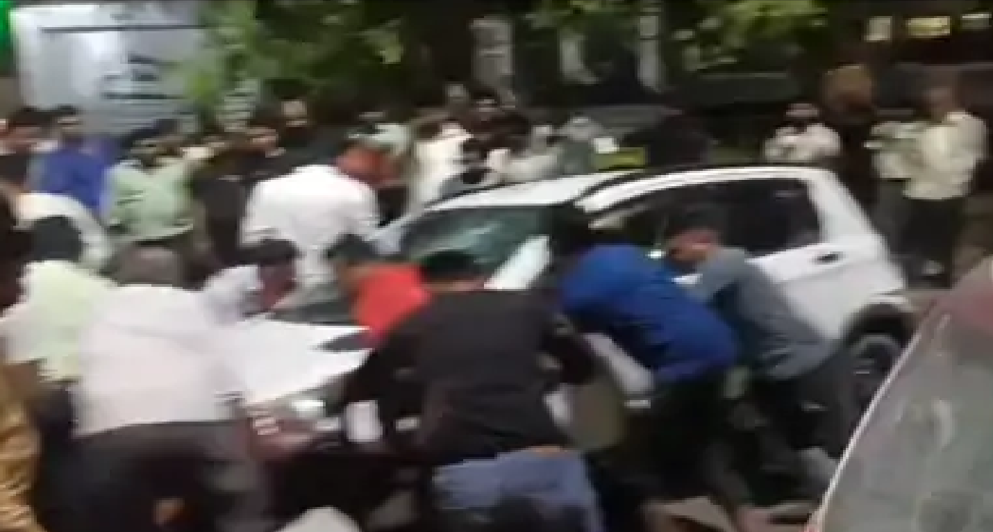 देवास में तेज रफ्तार कार डिवाइडर से टकराई, स्कूटर सवार सहित 3 लोग घायल