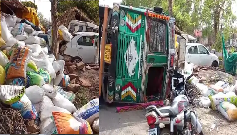 पन्ना में तेज रफ्तार ट्रक पलटा, कई वाहन चकनाचूर; बिजली के खंभे टूटने से सप्लाई ठप