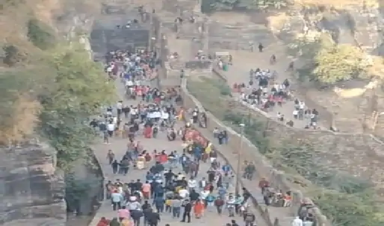 ग्वालियर किले पर दर्दनाक हादसा: छत्तीसगढ़ के पर्यटक की मौत, ढलान पर ट्रक ने रौंदा; पहिया ऊपर से गुजर गया