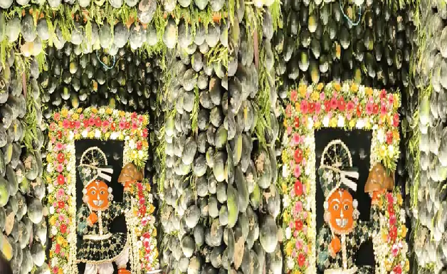 खेड़ापति मंदिर में आकर्षण का केंद्र: तरबूजों से हुआ भव्य श्रृंगार, देवास में देखने उमड़े भक्त
