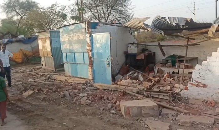 सागर में बेकाबू टैंकर का कहर: दुकानों और घरों में घुसा, तेंदूपत्ता तोड़ने जा रहा युवक चपेट में आया; ड्राइवर फरार