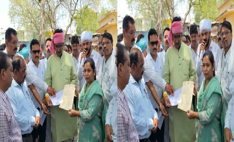 बिजली-पानी संकट पर कांग्रेस का अनोखा प्रदर्शन, मटका लेकर पहुंचे कार्यकर्ता