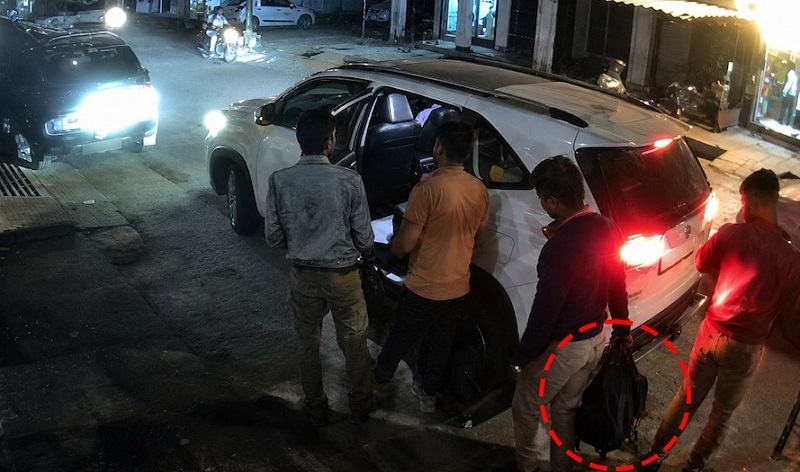 राम मंदिर चढ़ावा चोरी केस में नया मोड़.. CCTV में पुलिस के साथ काला बैग ले जाते दिखा अविनाश शुक्ला