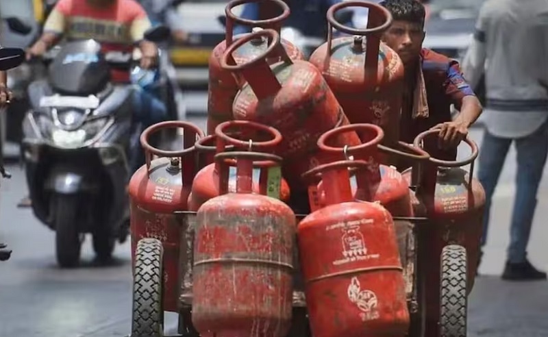 केन्द्र सरकार ने Ujjwala Yojna में किया बड़ा बदलाव…. अब साल में मिलेंगे सिर्फ 4 सिलेंडर