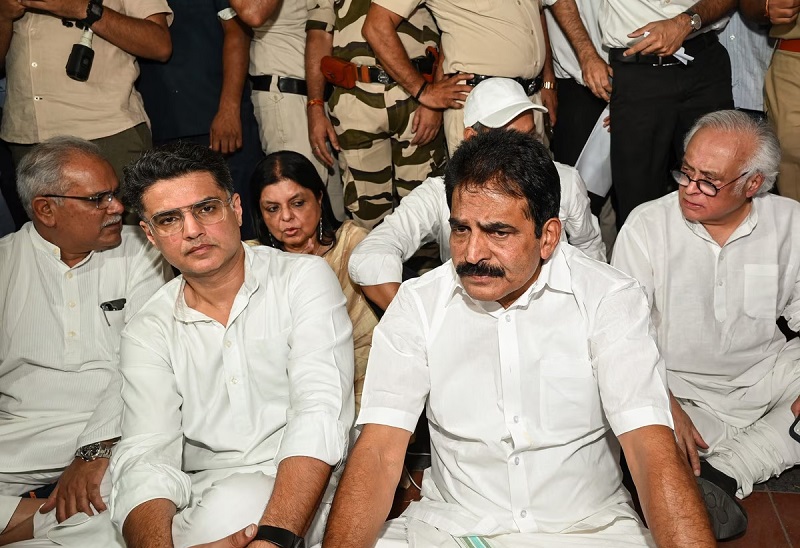 दिल्ली में धरना…. कांग्रेस ने मीनाक्षी नटराजन के नामांकन रद्द को बताया सीट चोरी.. EC से भिड़ गए रमेश
