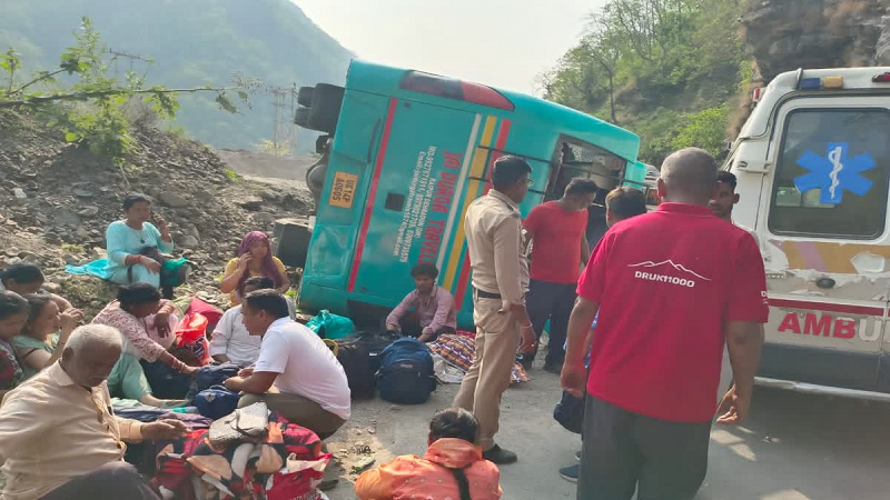 हरिद्वार-देहरादून हाईवे पर बड़ा हादसा, राजस्थान से आए यात्रियों की बस पलटी, कई घायल अस्पताल में भर्ती