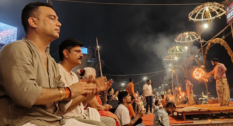 काशी की दिव्यता से अभिभूत हुए अमित सियाल: गंगा आरती में शामिल होकर बोले- मां गंगा के सान्निध्य में मिली अद्भुत आत्मिक शांति