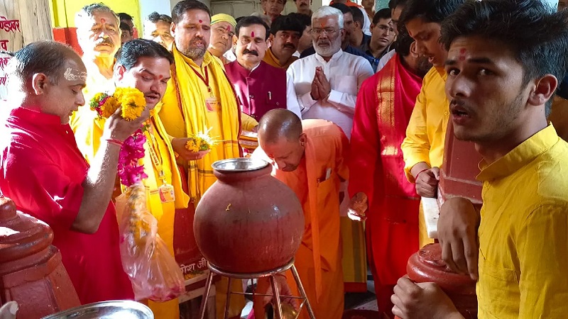 दतिया दौरे पर योगी आदित्यनाथ ने पीतांबरा पीठ में की पूजा, सुरक्षा के चलते मंदिर खाली कराया गया