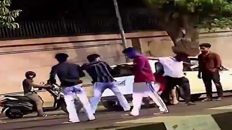 लखनऊ में खुलेआम गुंडई, युवक पर बीच सड़क हमला CCTV वीडियो से हड़कंप