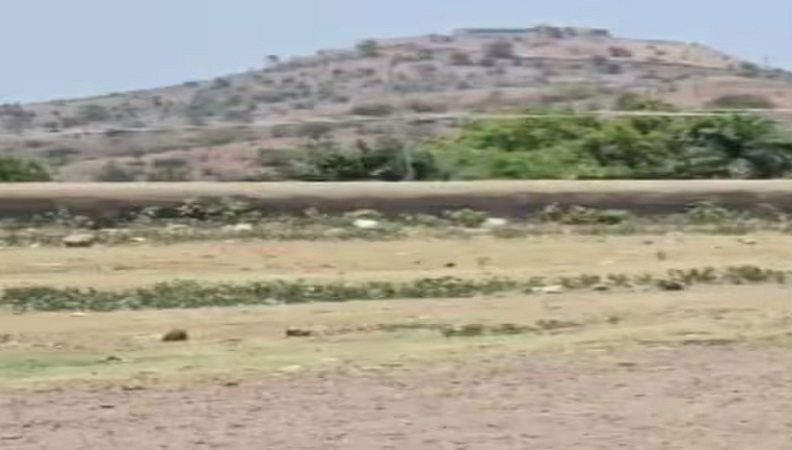 जल संकट से हाहाकार: सूखे तालाबों में गड्ढे खोद रहे लोग, प्रशासन ने जारी किया सख्त फरमान