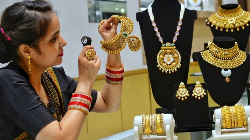 डॉलर में कमजोरी और पश्चिम एशिया तनाव से चमकी कीमती धातुएं, सोना रिकॉर्ड स्तर के करीब पहुंचा, चांदी में भी उछाल हेडलाइन विकल्प 2: