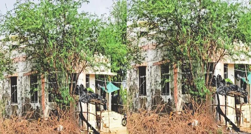 सरकारी भवनों पर कब्जे का शिकंजा 38 लाख की लैब में बस गया परिवार आंगनबाड़ी पर 6 साल से दबंग का ताला