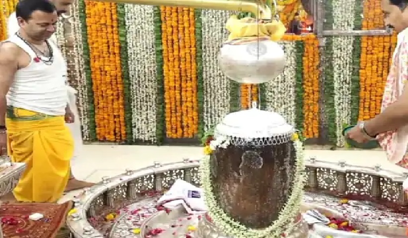 महाकाल दरबार में श्रद्धा का विशेष उपहार: परिवार सहित पहुंचे भक्त ने चढ़ाया चांदी का दिव्य छत्र