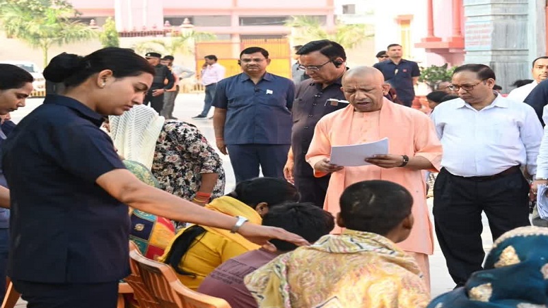 जनसेवा को सर्वोच्च प्राथमिकता, गोरखपुर में CM योगी ने जनता दर्शन में सुनीं 200 फरियादियों की शिकायतें
